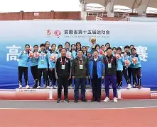 捷克小鬼球星独中两元，助祖国球队势如破竹