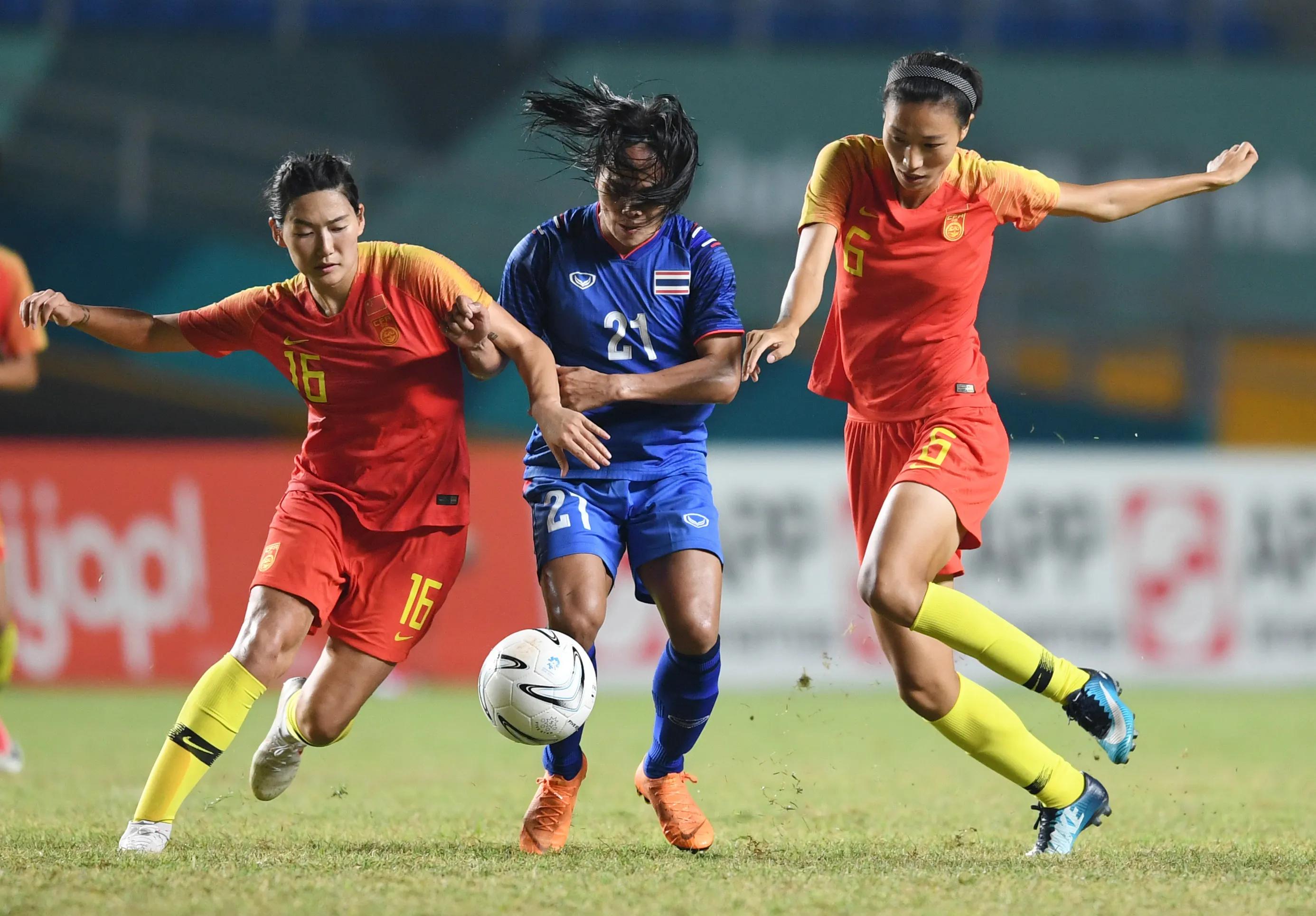 喜获胜利：女子足球队实力碾压对手