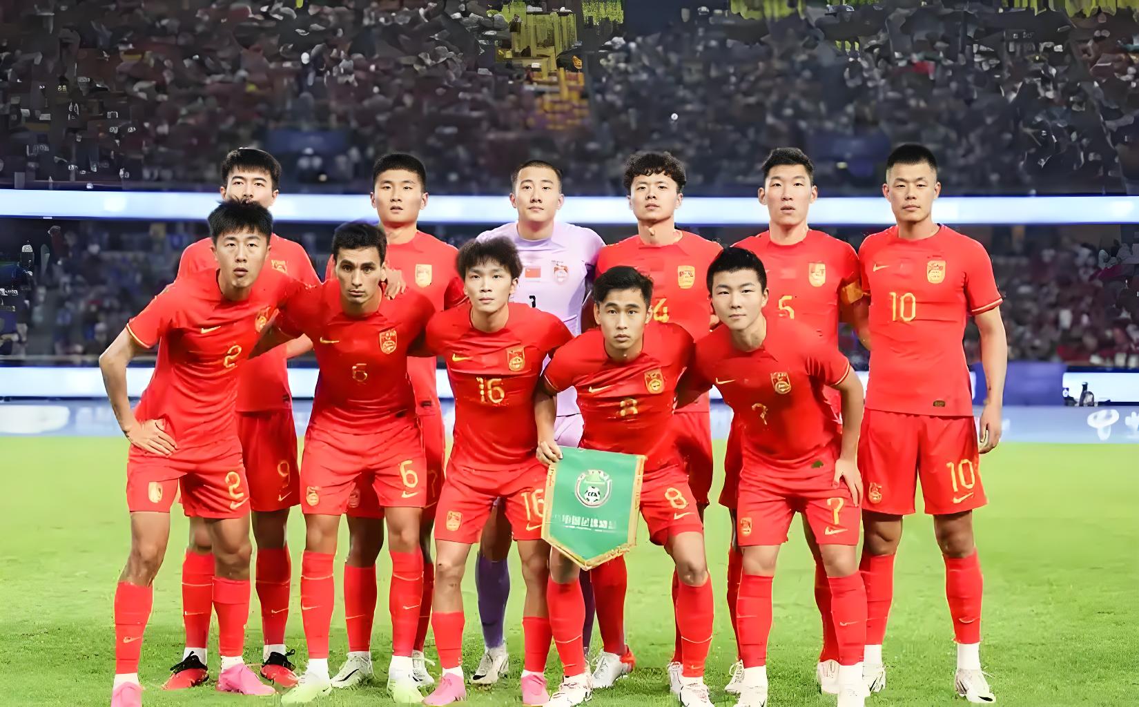 历史性胜利的同时，国内足球队赢得了观众心
