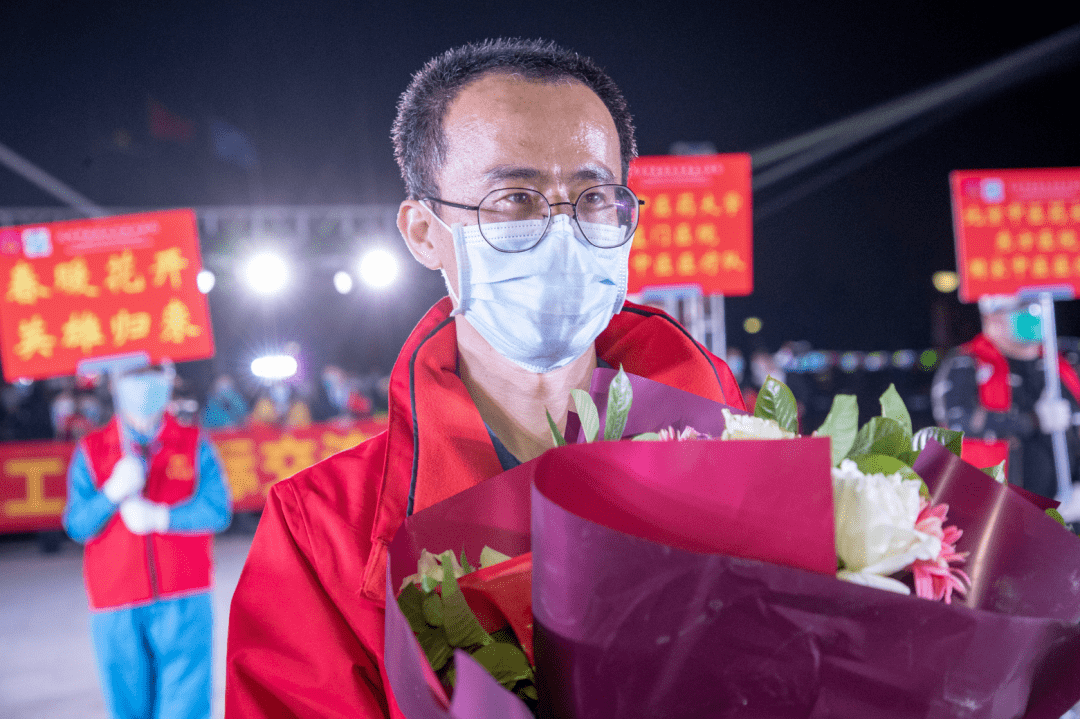 铁血拼搏展现球场风采，英雄归来