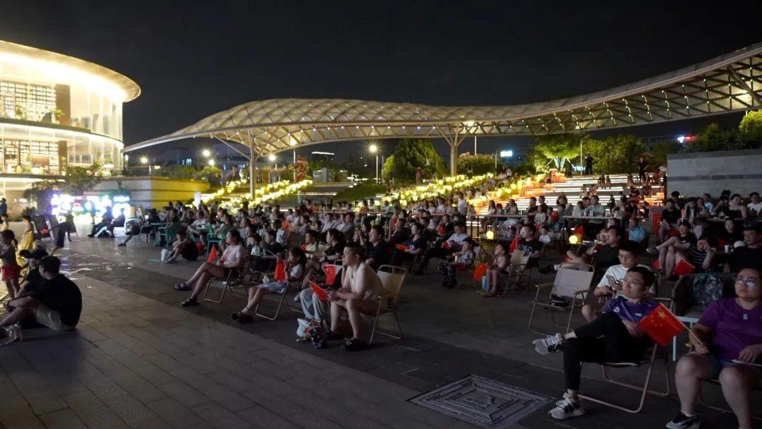 沸腾的现场掀起一阵又一阵呼喊，气氛火爆