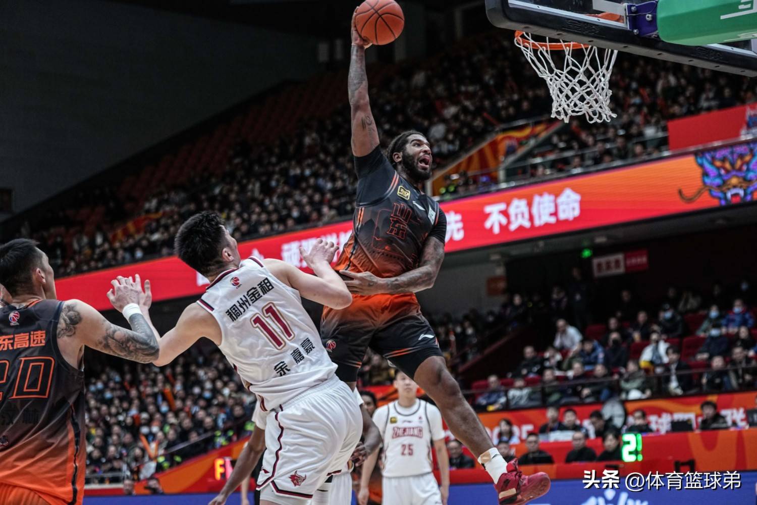 外援关键时刻崭露头角，助球队获胜