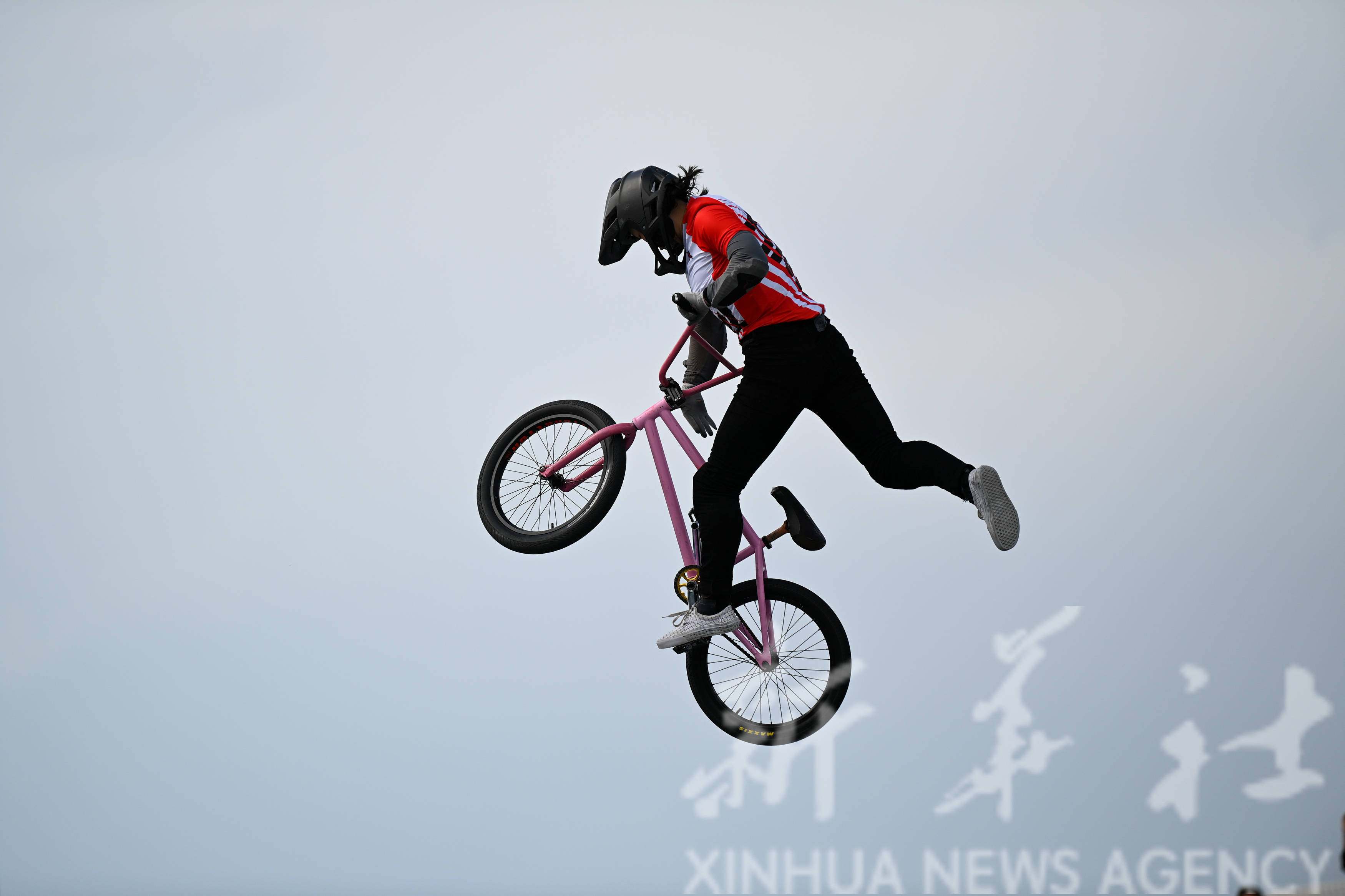 荷兰女子自行车选手稳中求胜，力压群雄