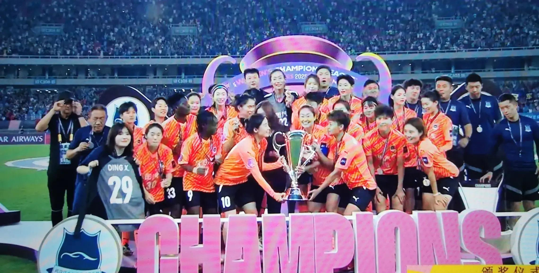 热血女足比赛现场：观众欢呼不断