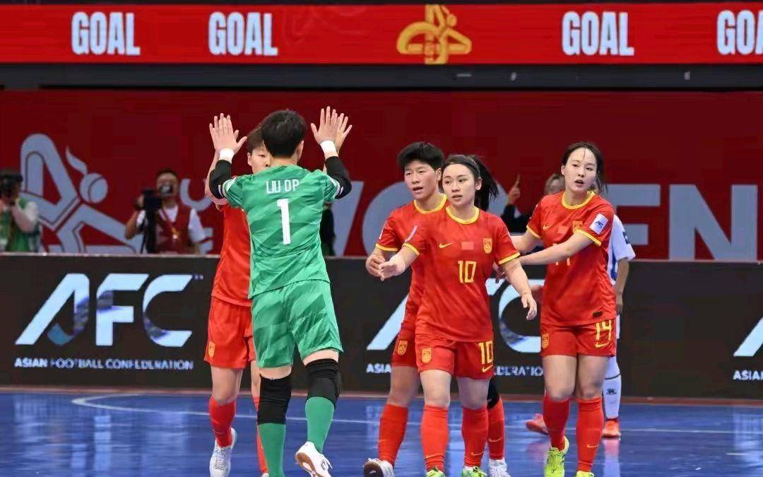 国际女足友谊赛精神大家伙，团结合作争先