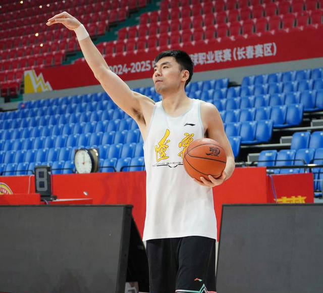 辽宁男篮坚守榜首地位,实力不可小觑 辽宁男篮坚守榜首地位,实力不可小觑