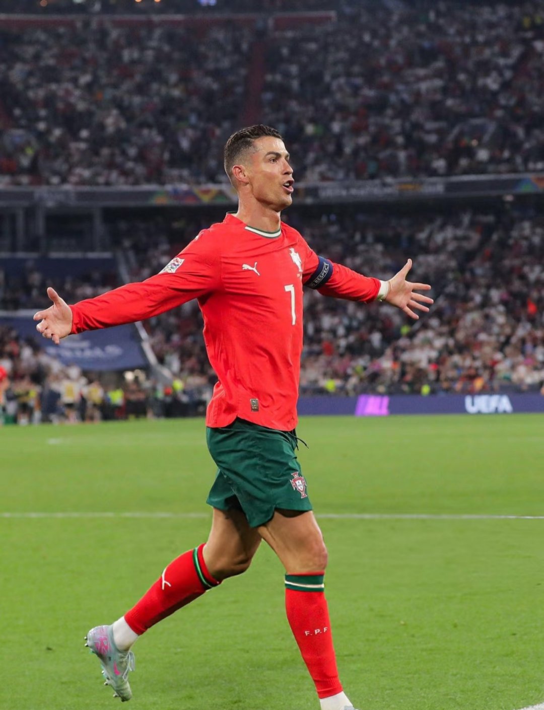 新晋球员之一踢出绝妙一球!为球队加冕完胜 新晋球员之一踢出绝妙一球!为球队加冕完胜