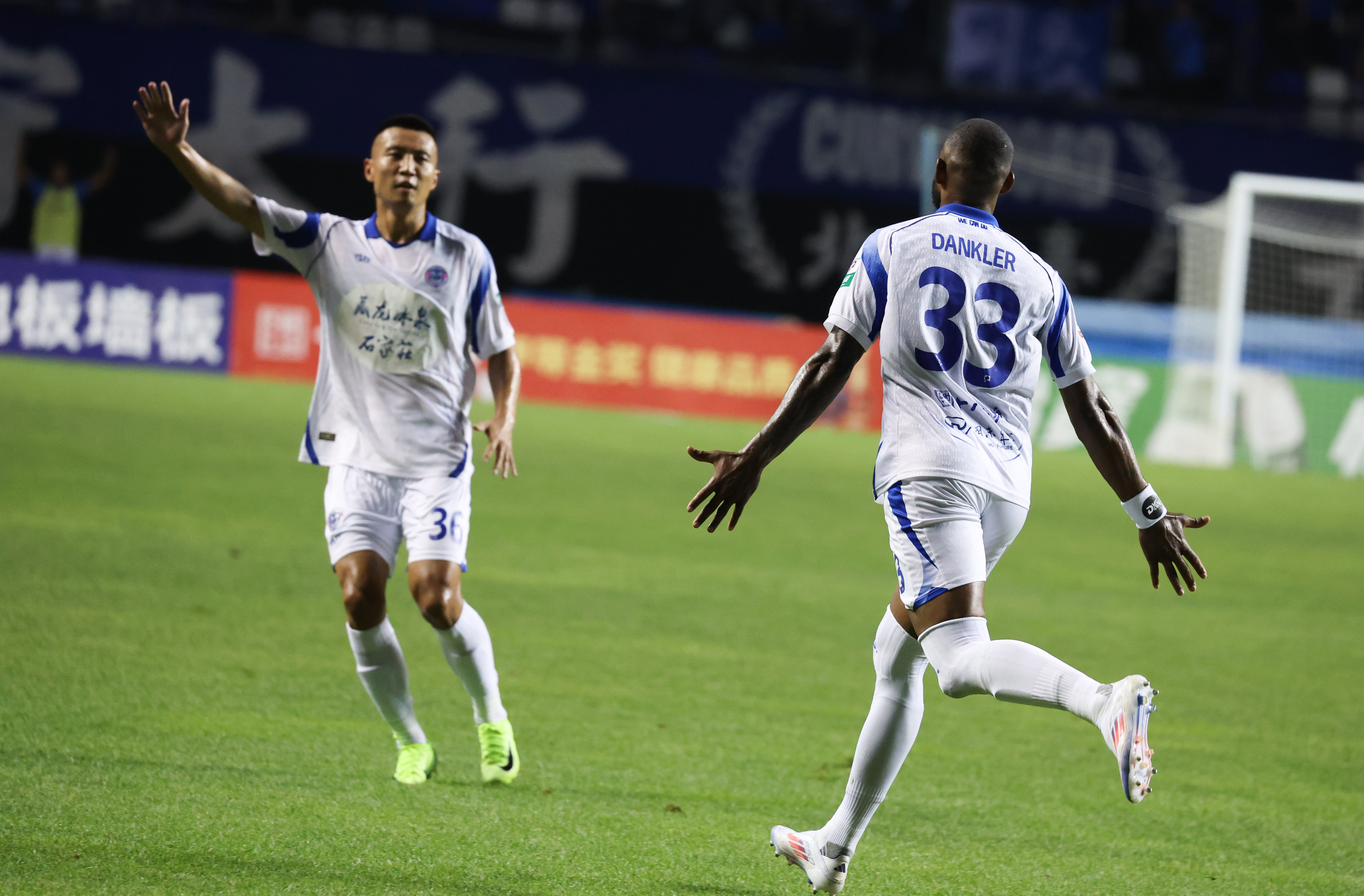 顶尖球队在一场激烈的比赛中战平 顶尖球队在一场激烈的比赛中战平