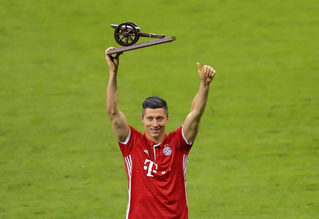 易胜博体育-莱万多夫斯基高效射手，独揽西甲MVP